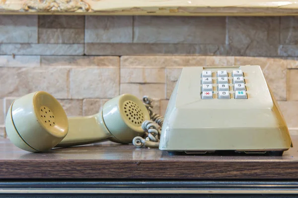 Telefono retrò su tavolo in legno, stile vintage — Foto Stock