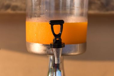 Oteldeki su soğutucu kahvaltıda portakal suyu