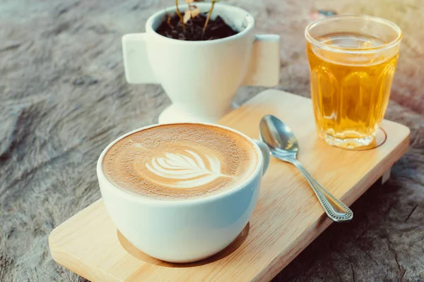 Kawa latte art lub cappuccino na drewnianym tle stołu — Zdjęcie stockowe