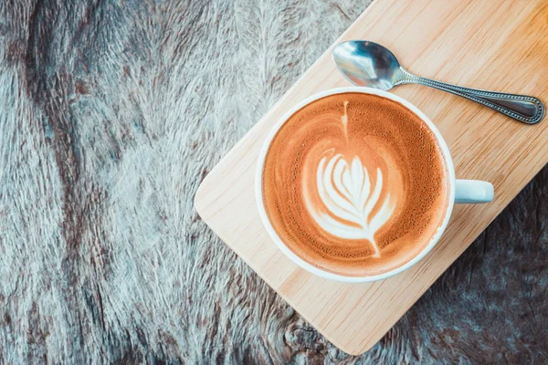 Kawa latte art lub cappuccino na drewnianym tle stołu — Zdjęcie stockowe