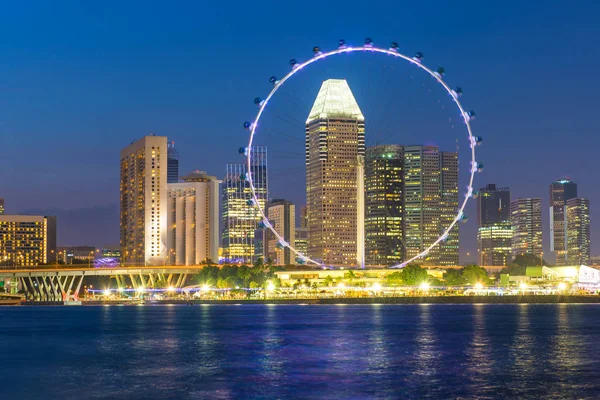 Singapore landmark city skyline at the Marina bay during twiligh — Stock Photo, Image