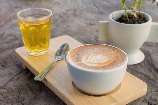 Latte-Art-Kaffee oder Cappuccino auf Holztischhintergrund — Stockfoto