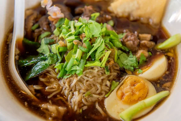 Noodles or Japanese ramen soup with pork and egg in restaurant — Stock Photo, Image