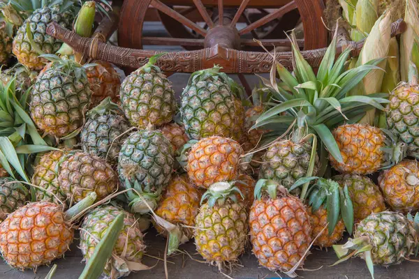 Świeży ananas owoców na rynku — Zdjęcie stockowe