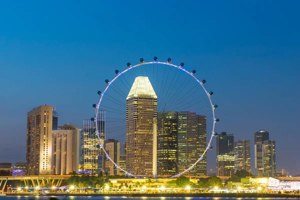 Singapore landmark city skyline at the Marina bay during twiligh — Stock Photo, Image