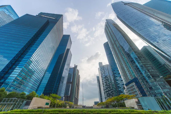 Edifício de escritórios de arquitetura contemporânea na cidade, Perspecti — Fotografia de Stock