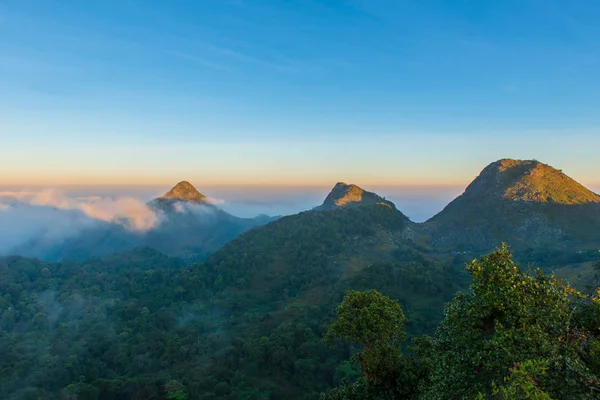 Krajobraz, zachód słońca, w górskiej dolinie w Doi Luang Chiang Dao, — Zdjęcie stockowe