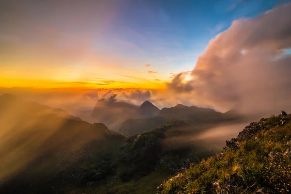 Paisaje del atardecer en el valle de la montaña en Doi Luang Chiang Dao , —  Fotos de Stock