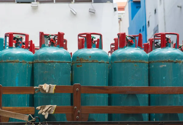 Газовые баллоны для сжиженного нефтяного газа Потребители бытовой техники — стоковое фото