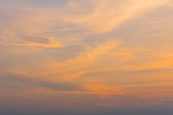 Cielo dorato all'alba per sfondo — Foto Stock