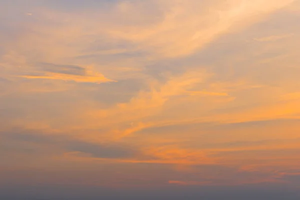 Cielo dorado en la salida del sol para el fondo —  Fotos de Stock