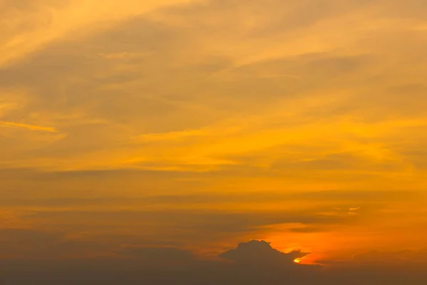 Χρυσή ουρανό κατά την Ανατολή του ηλίου για φόντο — Φωτογραφία Αρχείου