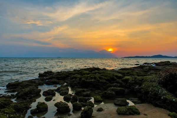 Belo pôr do sol acima da praia tropical na Tailândia — Fotografia de Stock