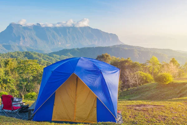 Tenda de acampamento no acampamento no topo da montanha com nascer do sol em Do — Fotografia de Stock