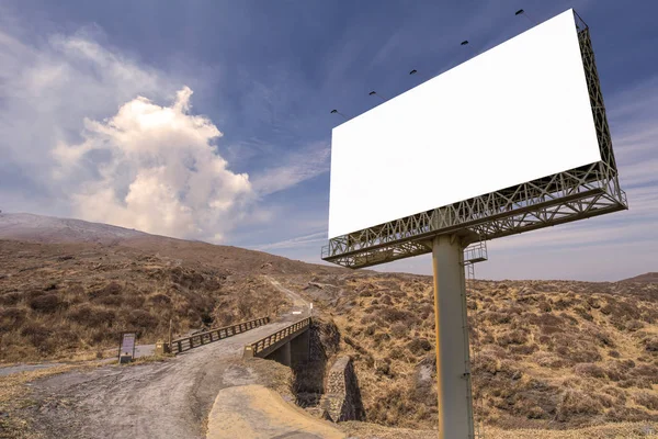 Arka plan reklam için kırsal yolda boş billboard — Stok fotoğraf