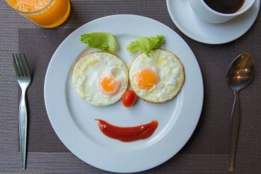 Kahvaltıda kahveli Mutlu Yüz Kızarmış Yumurtalar