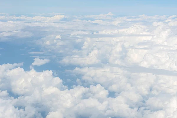 Blå himmel og skyer som set gennem vinduet af fly - Stock-foto