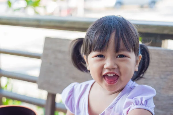 Портрет милых детей улыбающаяся девушка счастлива — стоковое фото