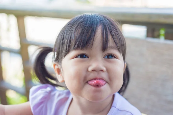 Портрет милих дітей усміхненої дівчини щасливий — стокове фото