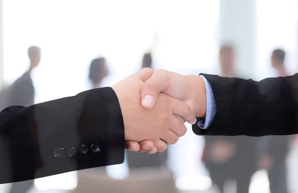 Business handshake con sfondo urbano, Doppia esposizione stile — Foto Stock