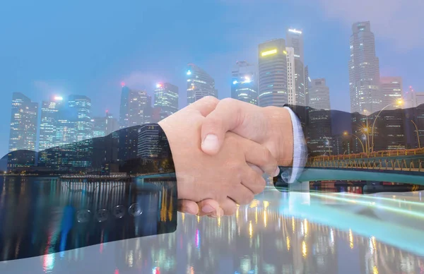 Business handshake con sfondo urbano, Doppia esposizione stile — Foto Stock