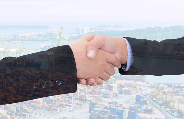 Business handshake con sfondo urbano, Doppia esposizione stile — Foto Stock