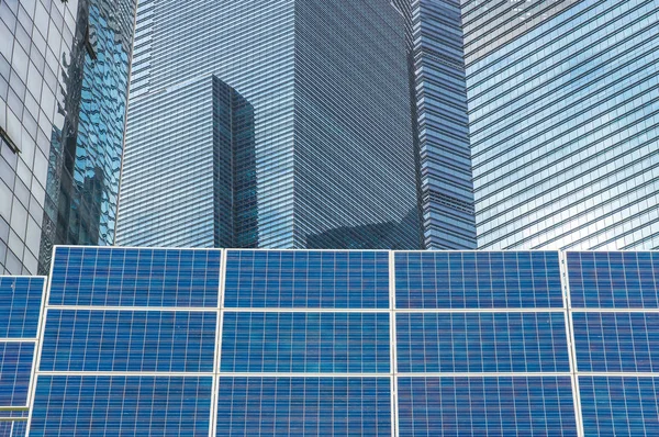 Central elétrica que utiliza energia solar renovável com céu azul — Fotografia de Stock