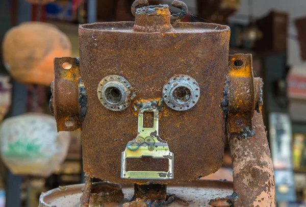 Cara de cyborg o robot hecha de acero viejo — Foto de Stock