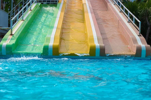 Deslize ao ar livre na piscina pública — Fotografia de Stock