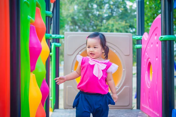 Yürümeye başlayan çocuk kız çocuk oyun alanı bir slaytta oynamaktan — Stok fotoğraf