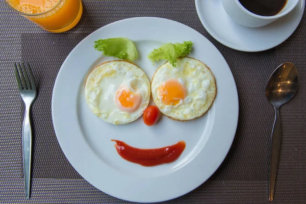 Happy Face Frying Eggs mit Kaffee zum Frühstück — Stockfoto