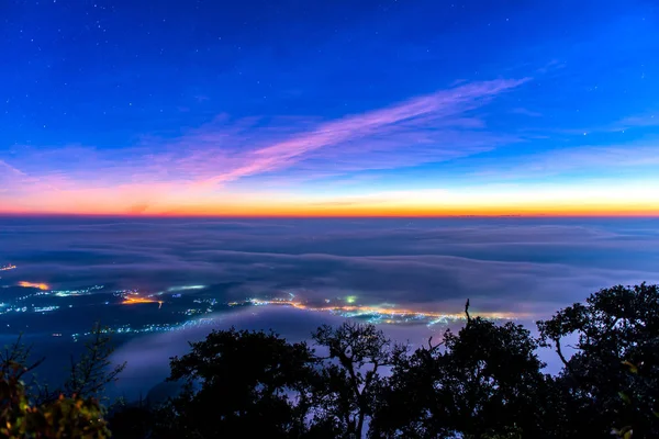 Пейзаж восхода солнца в горной долине Дои Луанг Чан Дао , — стоковое фото