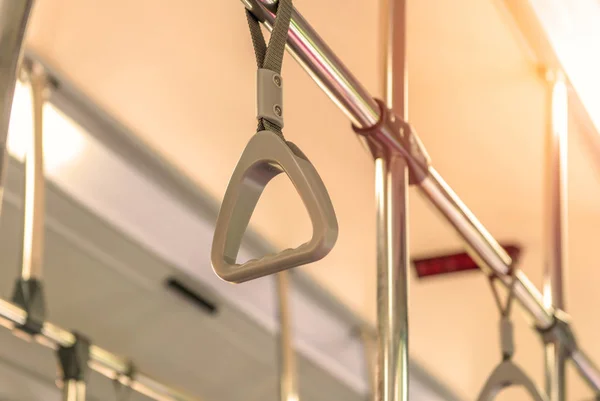 버스 안에 서 있는 여객을 위해 천장에 핸들 — 스톡 사진