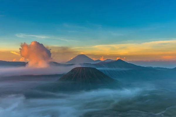 Monte Bromo volcán (Gunung Bromo) durante la salida del sol desde el mirador —  Fotos de Stock
