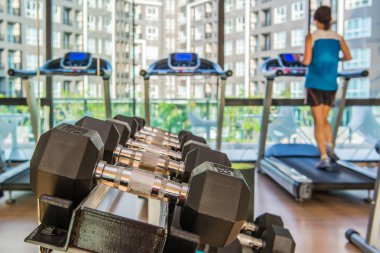 Halter egzersiz ve Bodybuildin için spor kulübünde spor salonunda