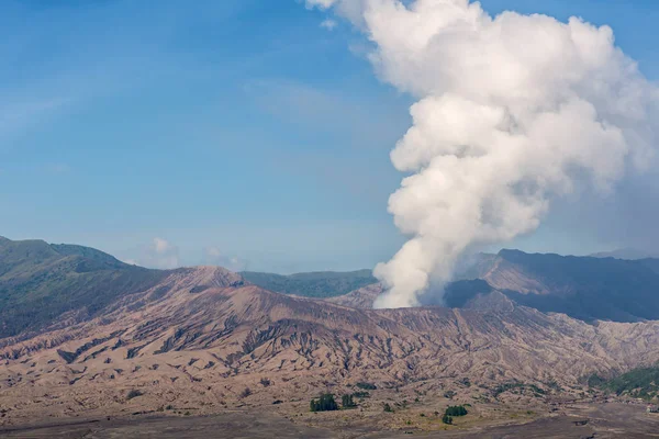 ブロモ・テンガー・セメル・ナティオのブロモ山火山(グヌンブロモ) — ストック写真