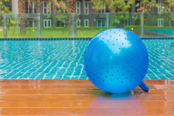 Fitnessball am Schwimmbad, Sommerferienkonzept — Stockfoto