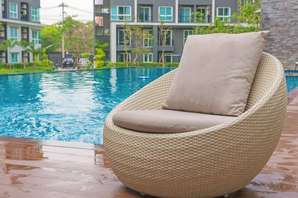 Cama de piscina cerca de la piscina en el complejo tropical —  Fotos de Stock