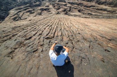 Adam üstünde tepe-in kum zemin, Mount Bromo v olarak katman volkanik kül