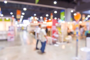 İş merkezinin koridorunda yürüyen bulanık insanlar