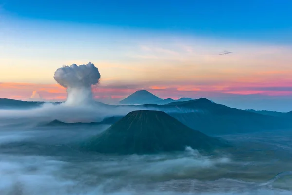 ブロモ・テンガー・セメル・ナティオのブロモ山火山(グヌンブロモ) — ストック写真