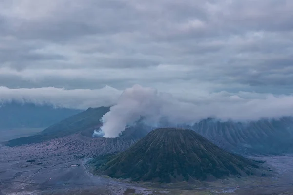 ブロモ・テンガー・セメル・ナティオのブロモ山火山(グヌンブロモ) — ストック写真