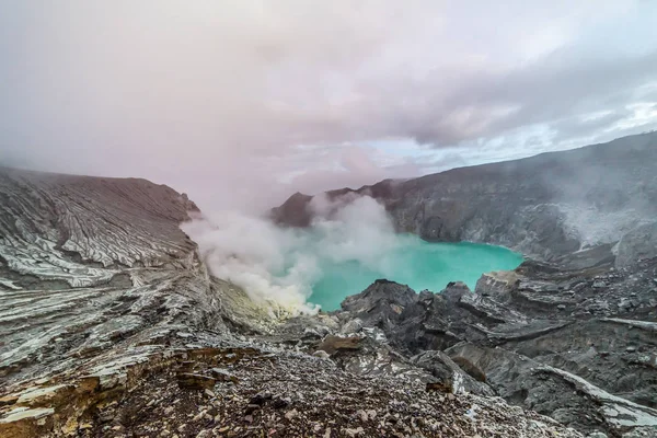 Kawah Ijen vulkan är en stratovulkan i Banyuwangi Regency — Stockfoto