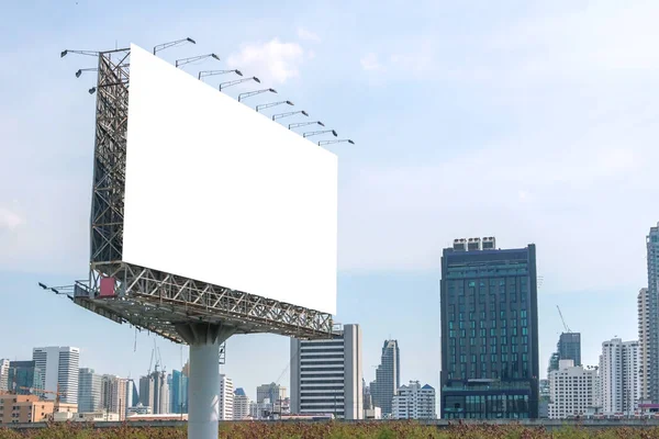 城市道路上的广告牌空白，用于广告背景 — 图库照片
