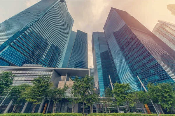 Edifício de escritórios de arquitetura contemporânea na cidade, Perspecti — Fotografia de Stock