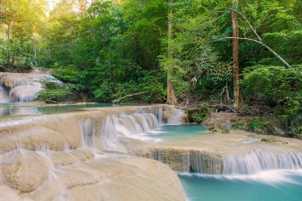 Cascada en bosque profundo en el Parque Nacional de la Cascada de Erawan , — Foto de Stock