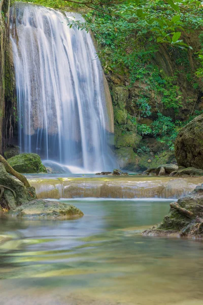 Vodopád v hlubokém lese v národním parku erawan vodopád, — Stock fotografie