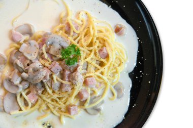 siyah çanak üzerinde mantar soslu spagetti