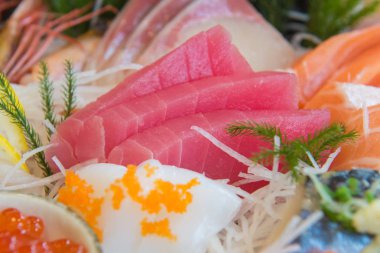 Somon çiğ sashimi suşi karides plaka, Japon yemekleri ile
