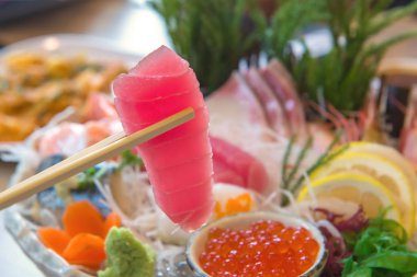 Somon çiğ sashimi suşi karides plaka, Japon yemekleri ile